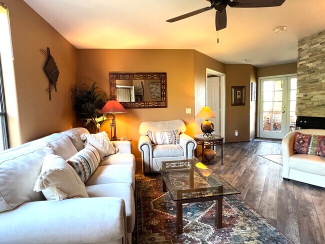 Foto del edificio - 6655 N Canyon Crest Dr