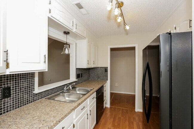 Foto del edificio - 310 Tamarack Dr