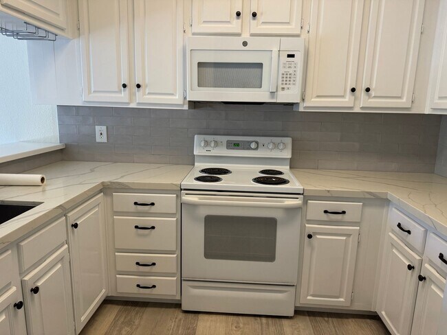 Building Photo - Lovely San Mateo Condo!