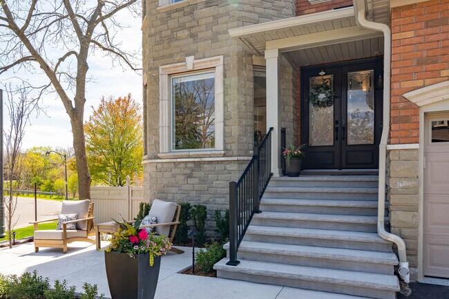 Photo du bâtiment - 2432 Upper Valley Crescent