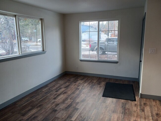 Building Photo - Newly Remodeled 2 Bed 2 Bath