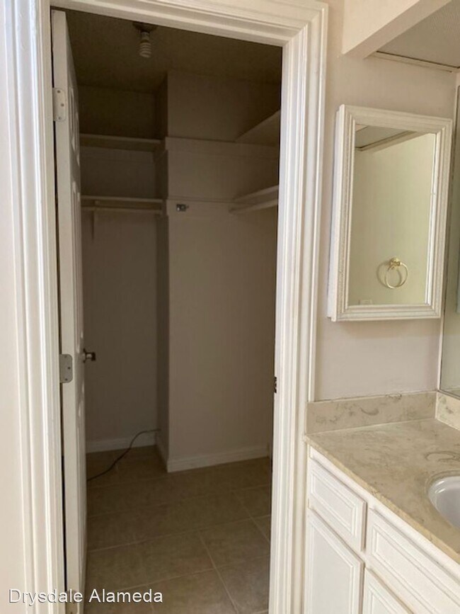 Building Photo - 2 br, 2 bath House - 1157 Island Dr (LO)