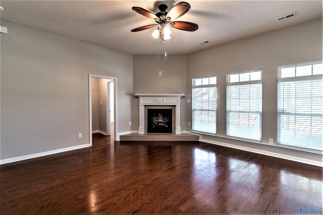 Foto principal - 111 NW Wittington Ln