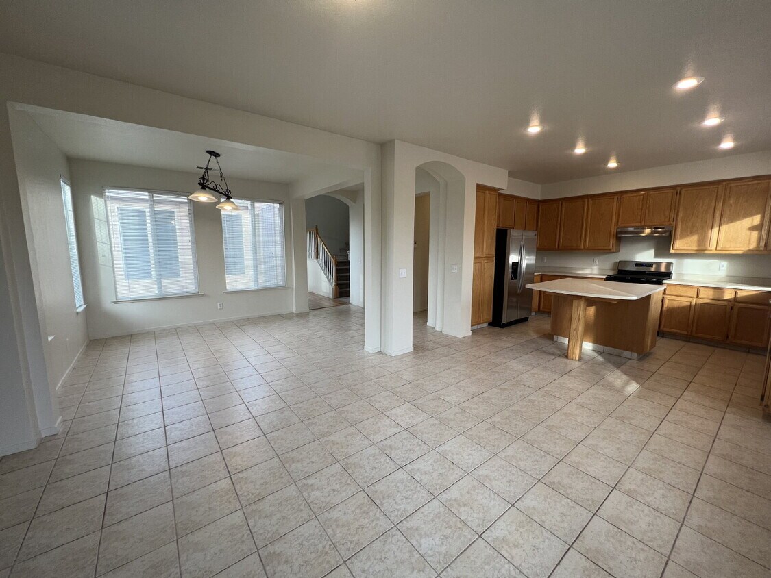 Foto principal - North Merced: 5 bedroom 3 bathroom 2 story...