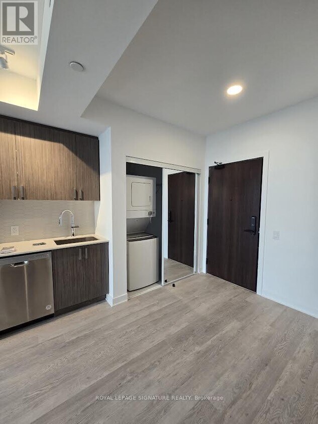 Photo principale - 2782-2782 Barton St E