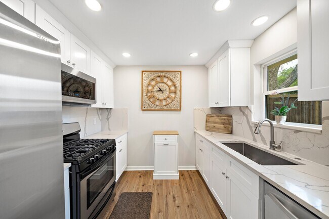 Foto del edificio - 5802 Effingham Dr