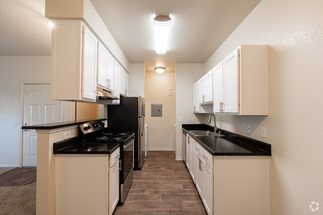 2BR, 1BA - 841SF - Sunset Summit