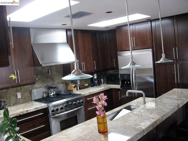 Foto del edificio - 23 Bishop Pine Ln