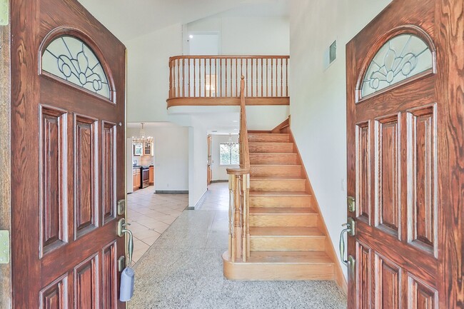 Building Photo - Tarzana 4BR w/downstairs bed + bath, POOL + basketball hoop!