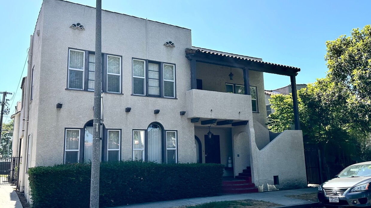 Primary Photo - LARGE 1 BEDROOM 1 BATH UPSTAIRS UNIT READY...