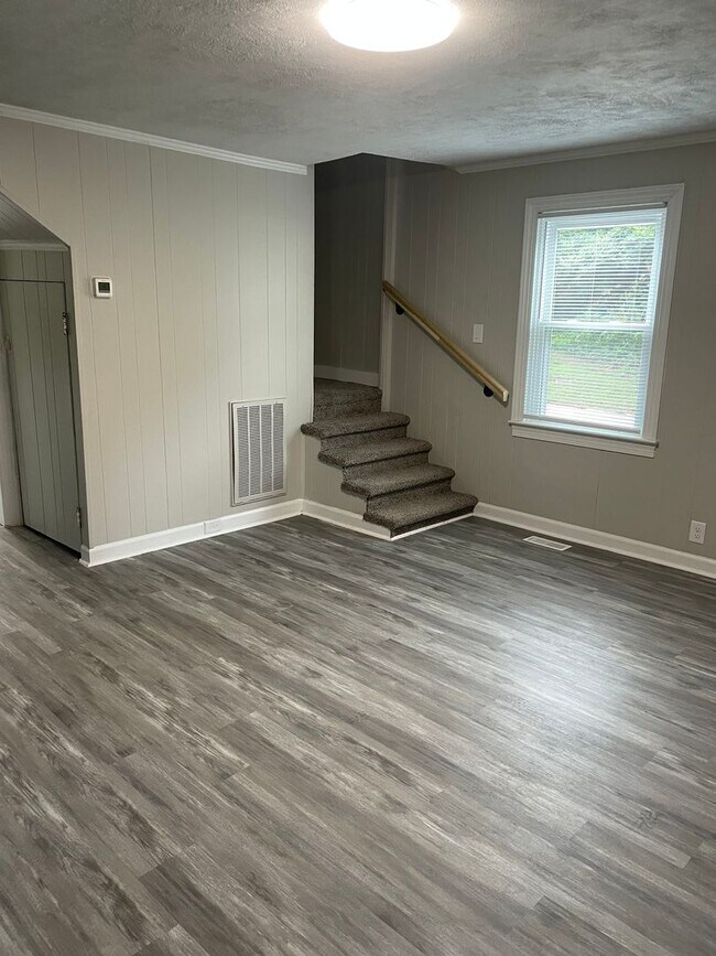 Foto del edificio - Newly Renovated 5 Bedroom Home Off Merritt Dr