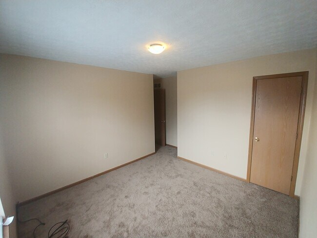 Building Photo - Pataskala 3 BR, 1 1/2 Bath