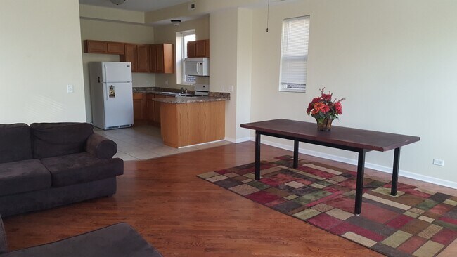 Living and kitchen area - 940 W 32nd Pl