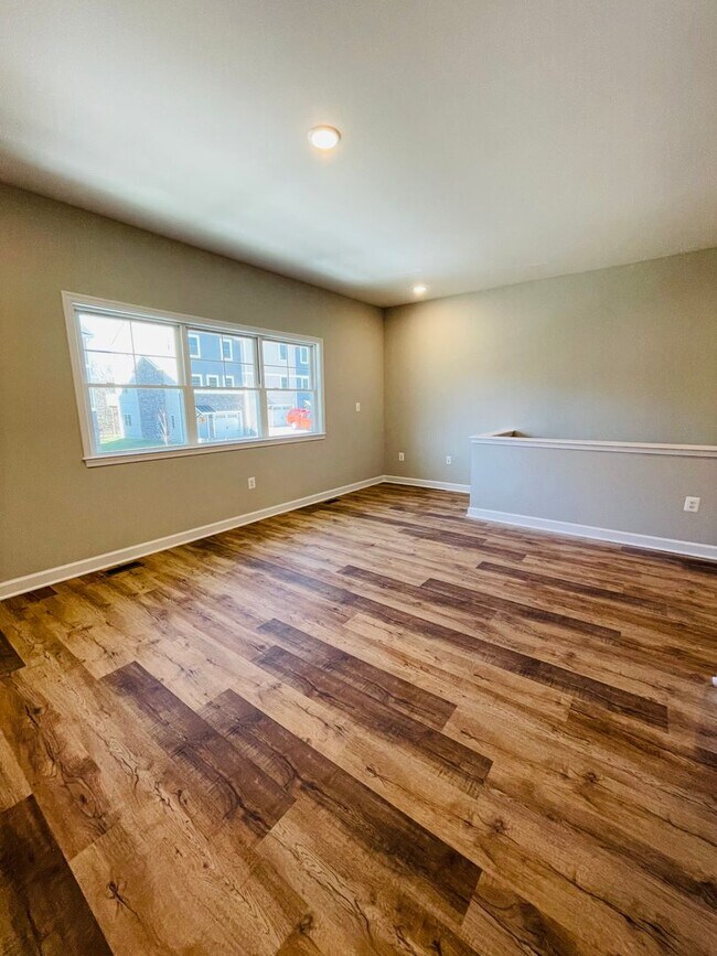Building Photo - Like New End Unit Townhouse in Congers Creek