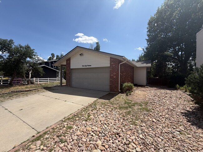 Building Photo - 3819 Midsummer Ln S