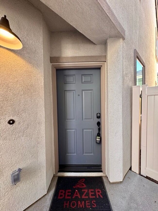 Foto del edificio - Brand New 4 Bedroom Home with Solar in Gat...