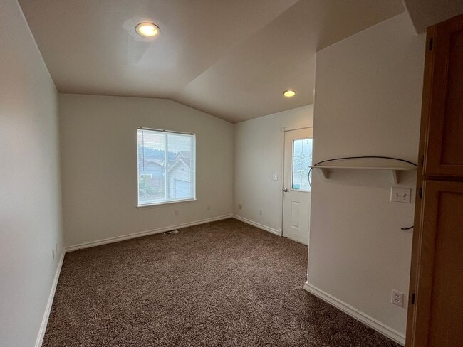 Building Photo - Three Bedroom In Great Location