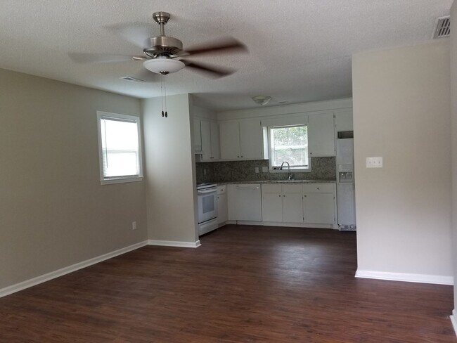 Foto del edificio - Brick Home in Goose Creek