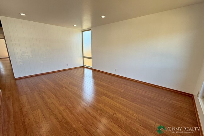 Foto del edificio - Large 4 Bedroom, 2 Bathroom Home with 2 Car Garage