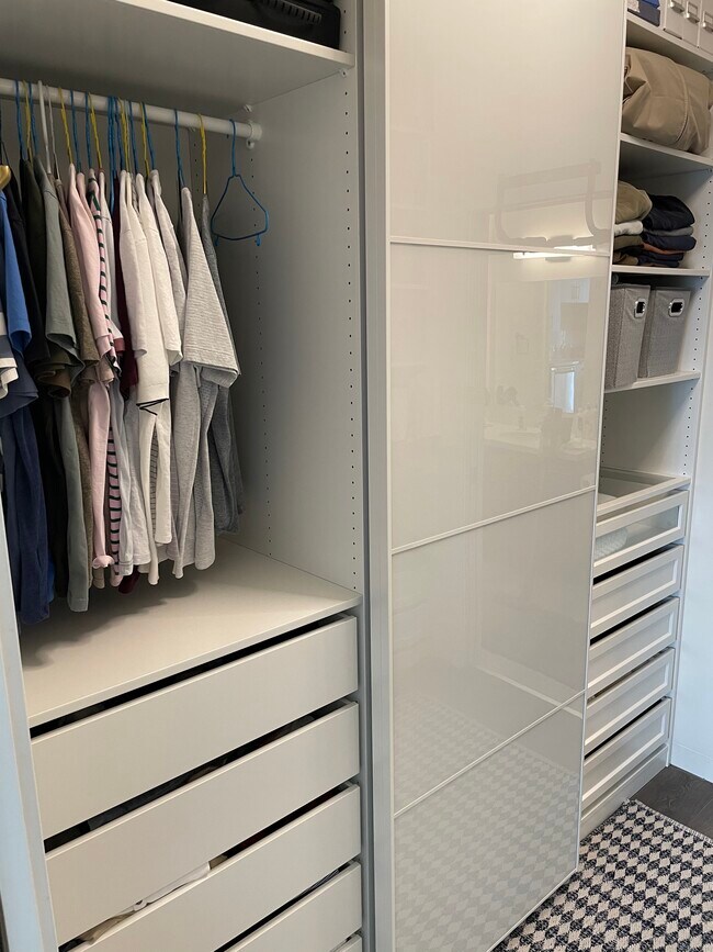 Building Photo - 690 King St W