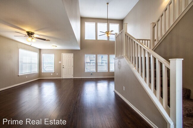 Building Photo - 3 br, 2.5 bath House - 2833 Victoria Park