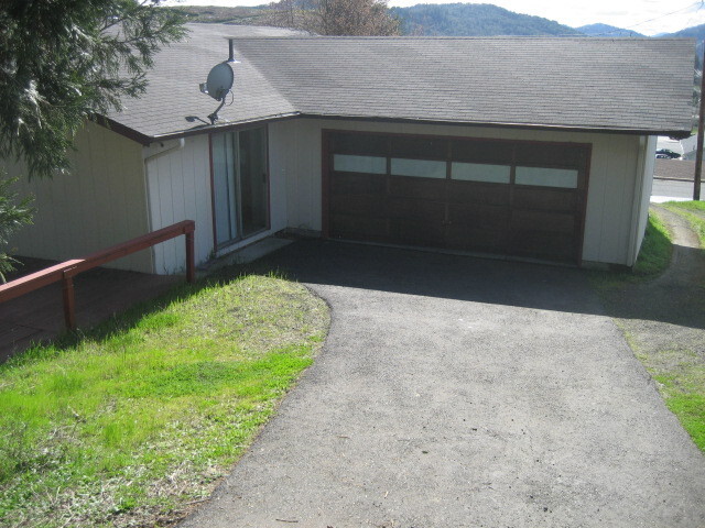 Building Photo - ~Centrally Located 3 Bedroom Home~