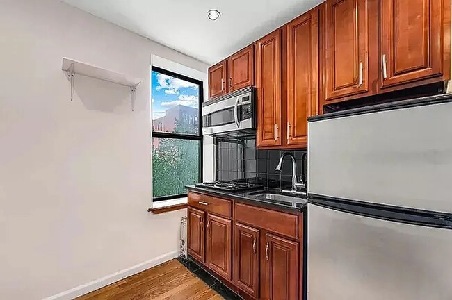 Foto del edificio - 619 E 5th St