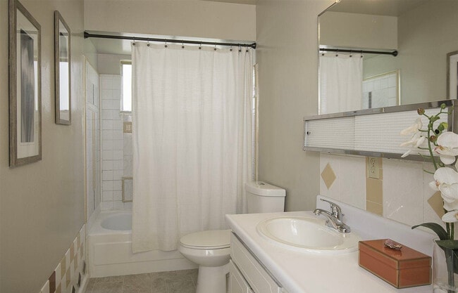 Building Photo - 3010 Broadmoor View