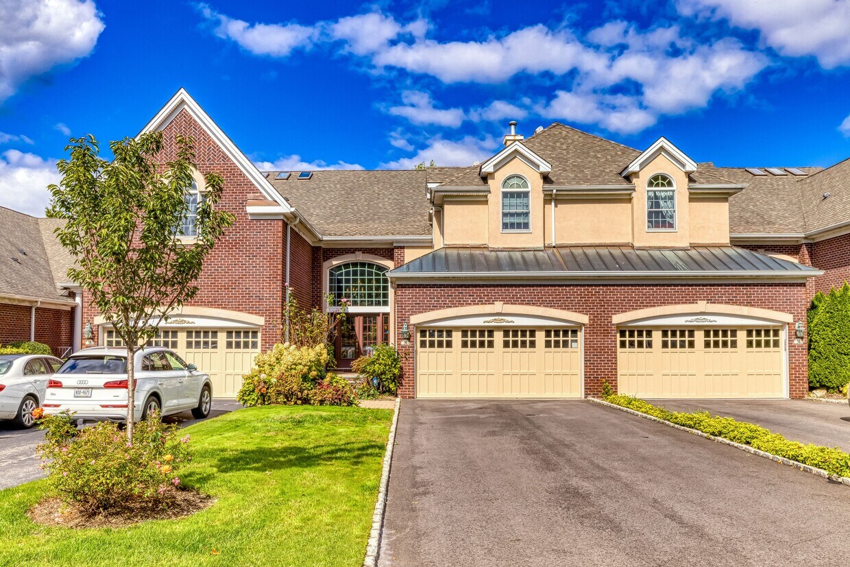 36 Kensington Cir, Manhasset, NY 11030 Condo for Rent in Manhasset