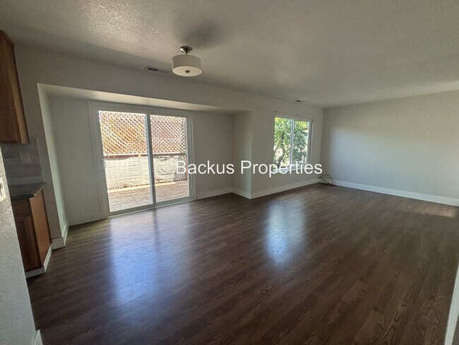 Building Photo - Updated three-bedroom unit in North Salinas