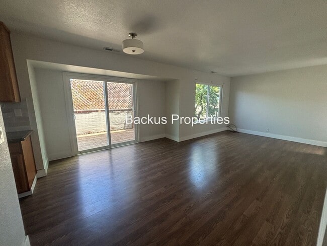 Foto del edificio - Updated three-bedroom unit in North Salinas