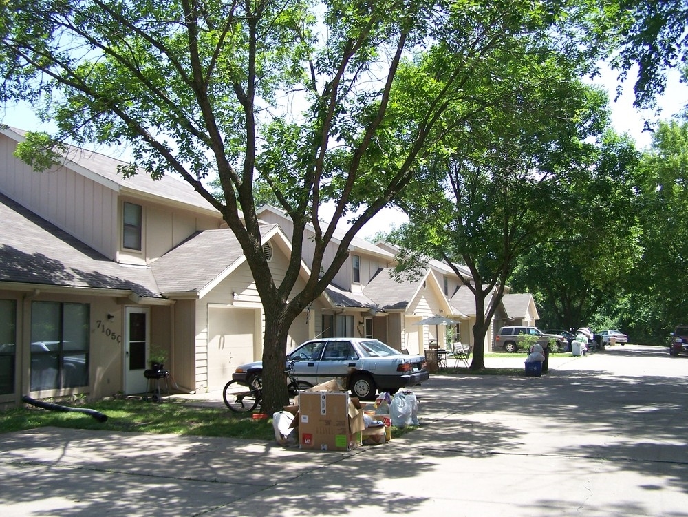 Building Photo - Pleasant Valley Place