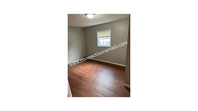 Building Photo - 2 Bed  1 Bath Duplex
