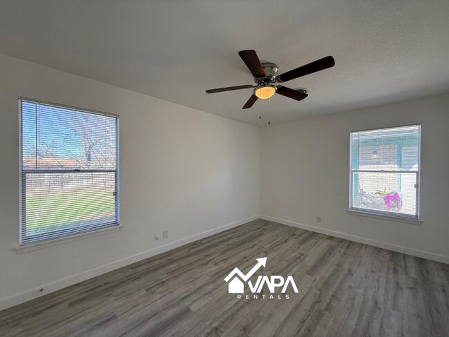 Building Photo - 4419 Tropical Dr