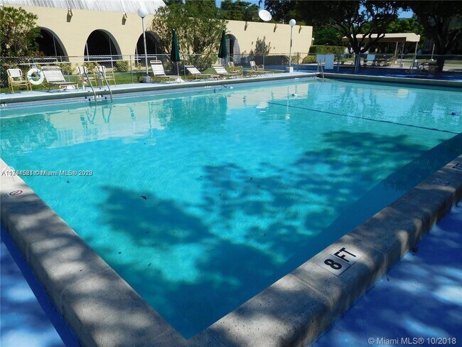 Foto del edificio - 950 NE 199th St