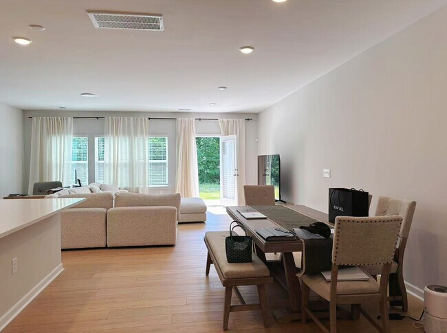 Foto del edificio - 4206 Bryson Dr