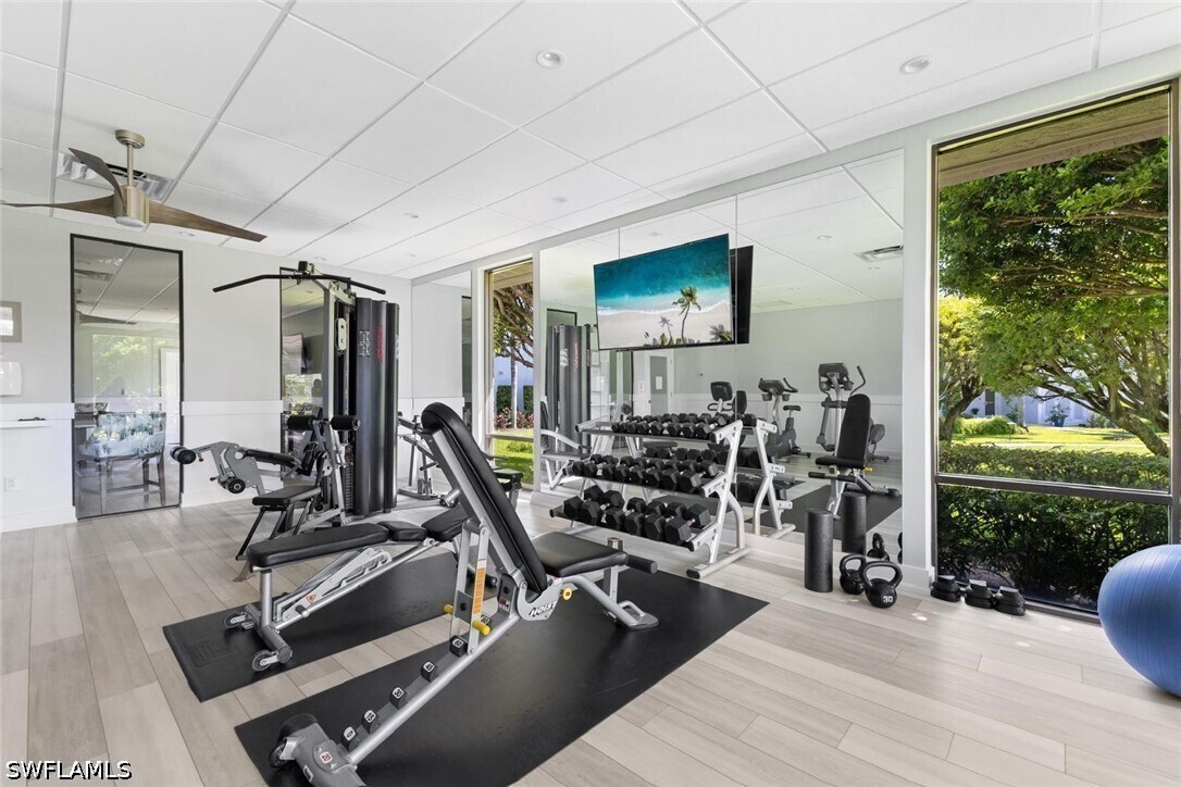 Foto del edificio - 555 Park Shore Dr