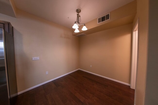 Building Photo - 2BR 2.5BA Townhouse in Beautiful Complex - Washer Dryer in Unit, Pet Friendly, 2 Underground Park...