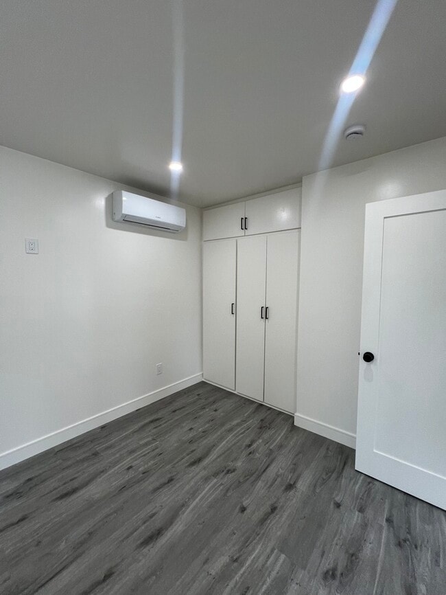 Building Photo - Newly Renovated 1-Bedroom, 1-Bathroom Apar...
