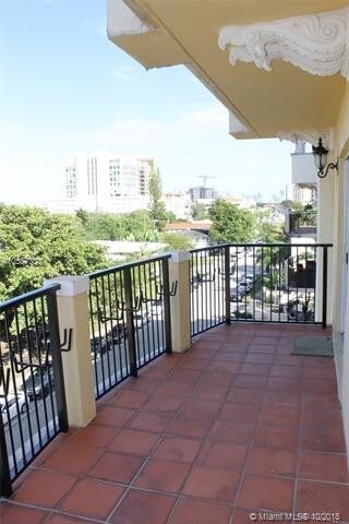 Foto del edificio - 322 Madeira Ave