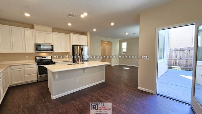 Foto del edificio - 3 bed 2.5 bath Home | Folsom Ranch - Gated Community | Walk to Dining & Coffee