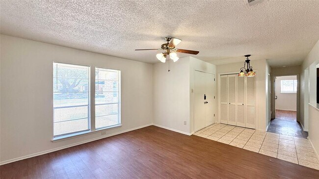 Foto del edificio - 10105 Oak Hollow Dr