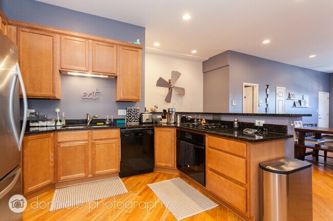 Building Photo - 944 N Noble St