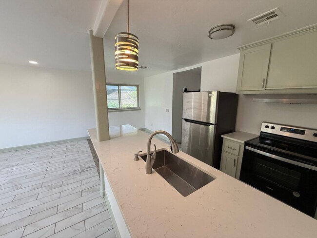 Foto del edificio - Completely remodeled 3 bed 1 & 1/2 bath ho...