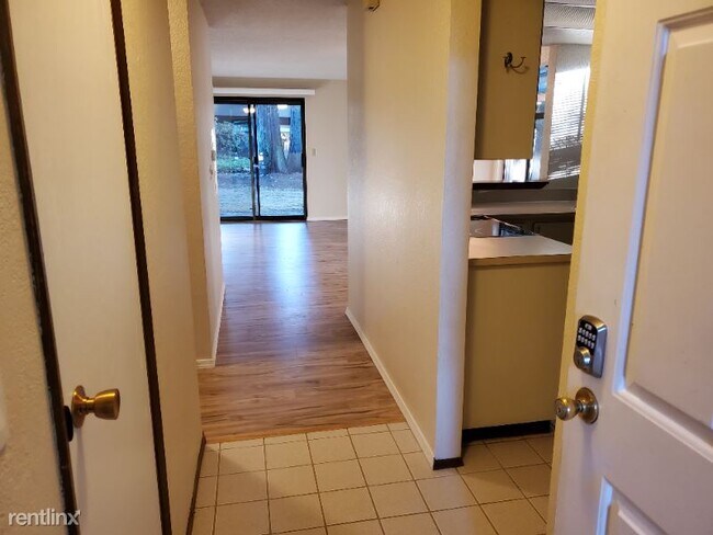 Building Photo - 2 br, 1 bath Condo - 10003 NE 123rd St Unit