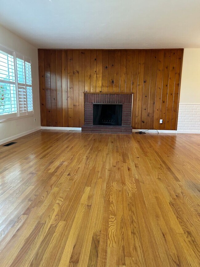 Building Photo - 3 bedroom  house with spacious backyard