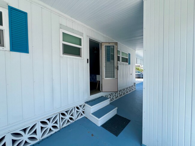Building Photo - Furnished Annual - Canal View 2 Bedroom, 2...