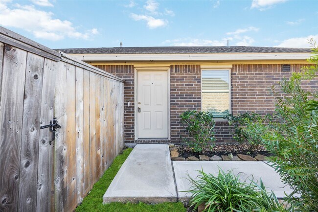 Foto del edificio - 5031 Hurston Pk Trl