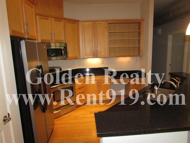 Building Photo - Move-in ready condo located right in RTP!