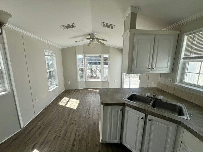 Foto del edificio - 3310 Chicago Bears St